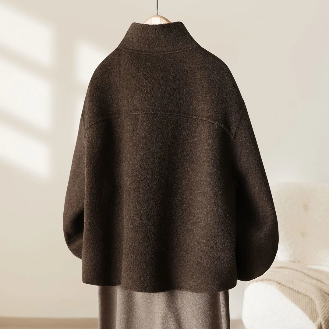 女时尚的毛呢大衣