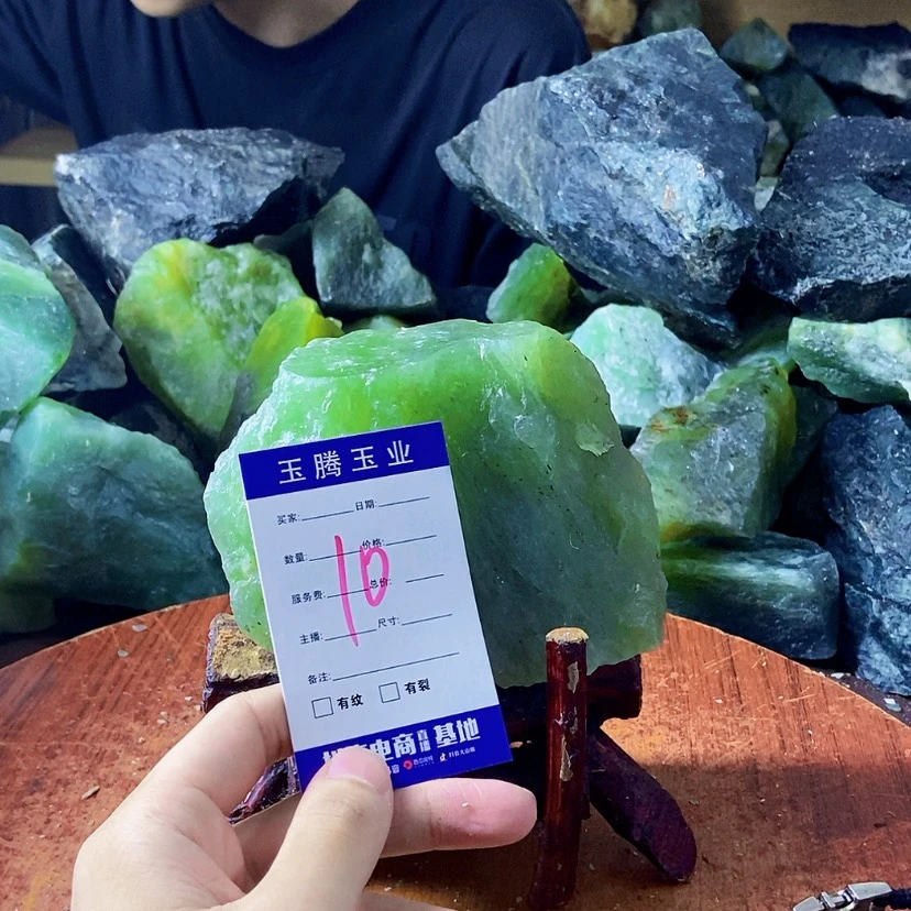 【闪购商品】蛇纹石玉未镶嵌岫玉原石一**山