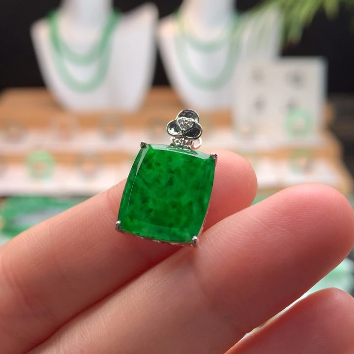 翡翠18K金镶嵌颈饰天然缅甸A货翡翠