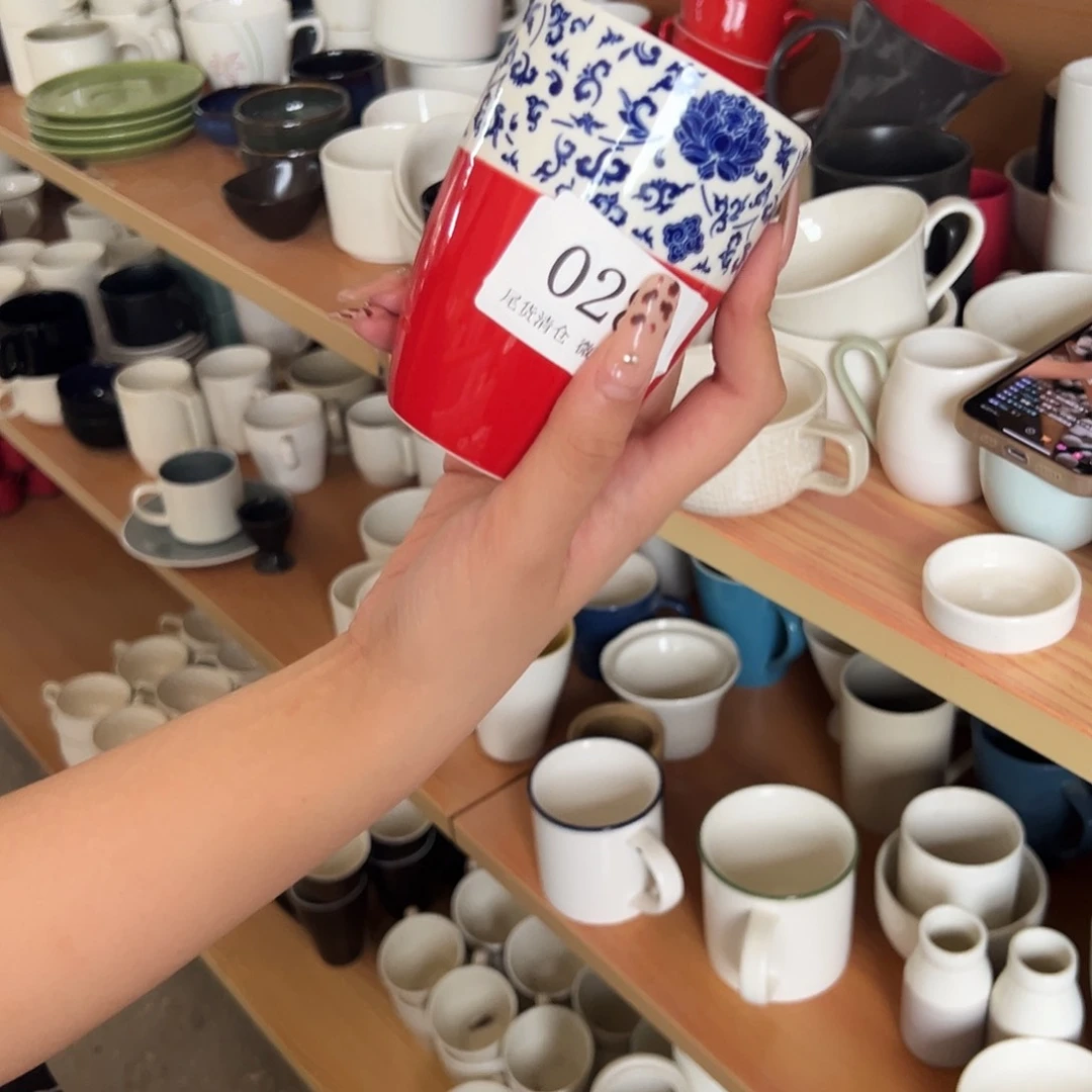 新骨瓷28青花红底手握杯