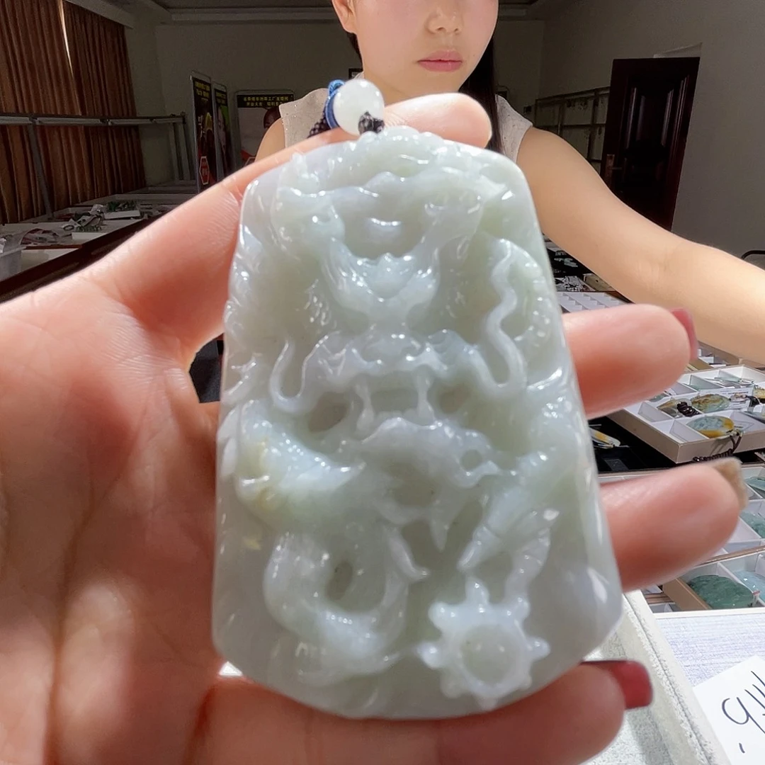 翡翠未镶嵌颈饰一个