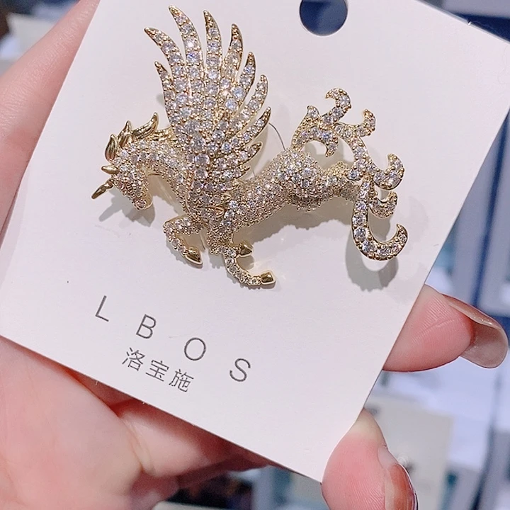 锆石铜合金小飞马胸针