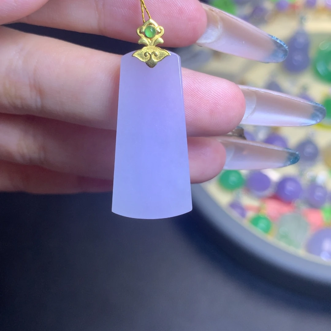 颈饰18K金镶嵌翡翠