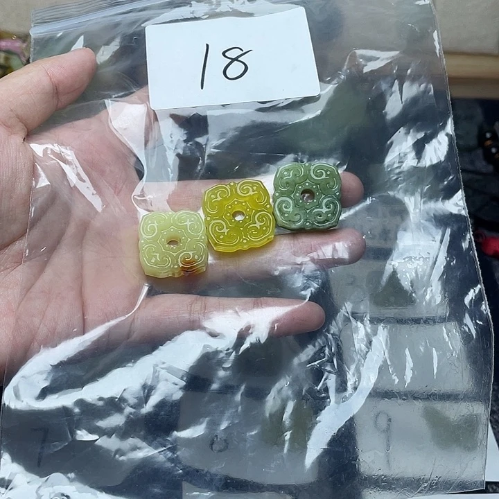 蛇纹石玉未镶嵌颈饰王****特