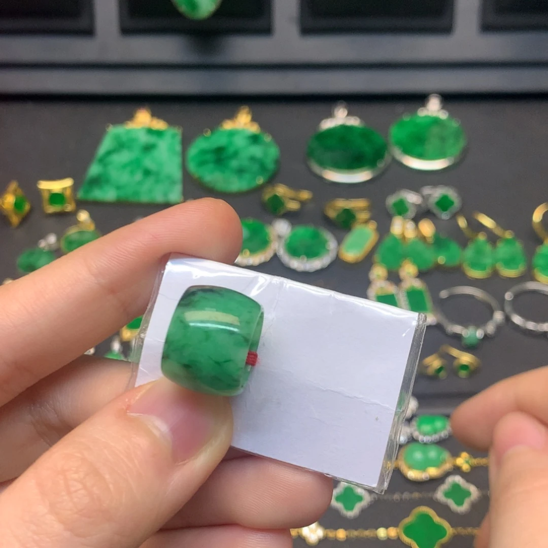 翡翠未镶嵌颈饰有纹裂