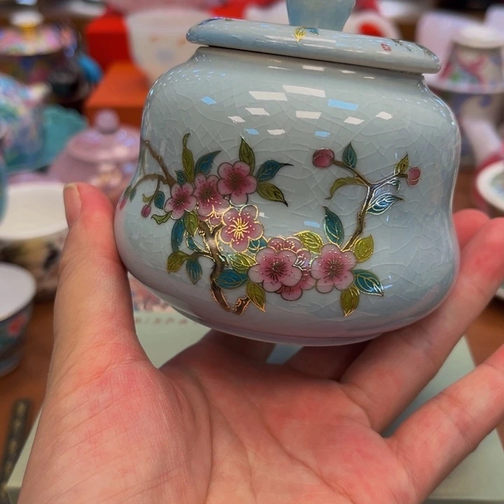 花花绿绿的树上挂满