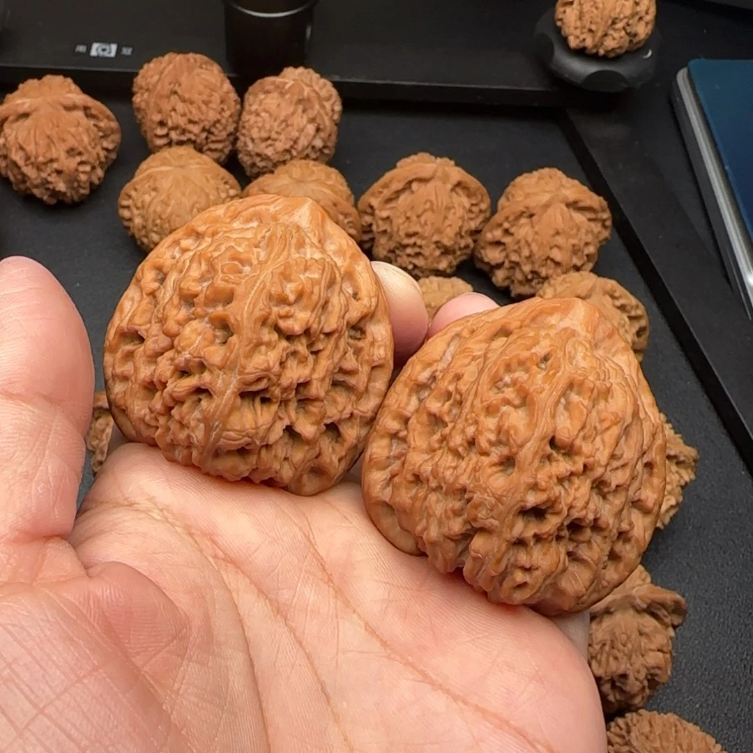 小***扒44尺微瑕南疆石文玩核桃