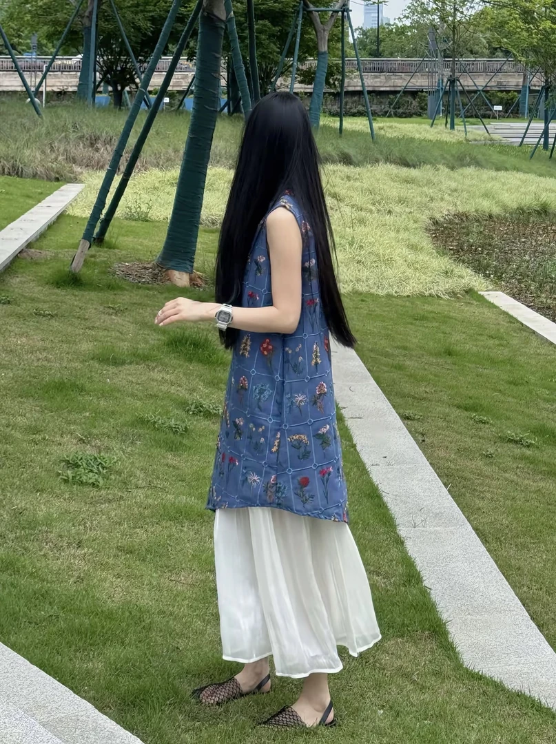 “我穿花裙 你带花” 度假风花朵刺绣无袖连衣裙