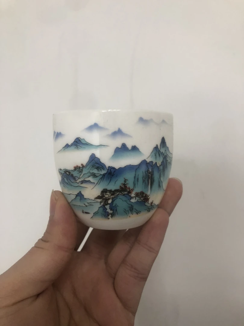 绿水青山手握杯茶杯