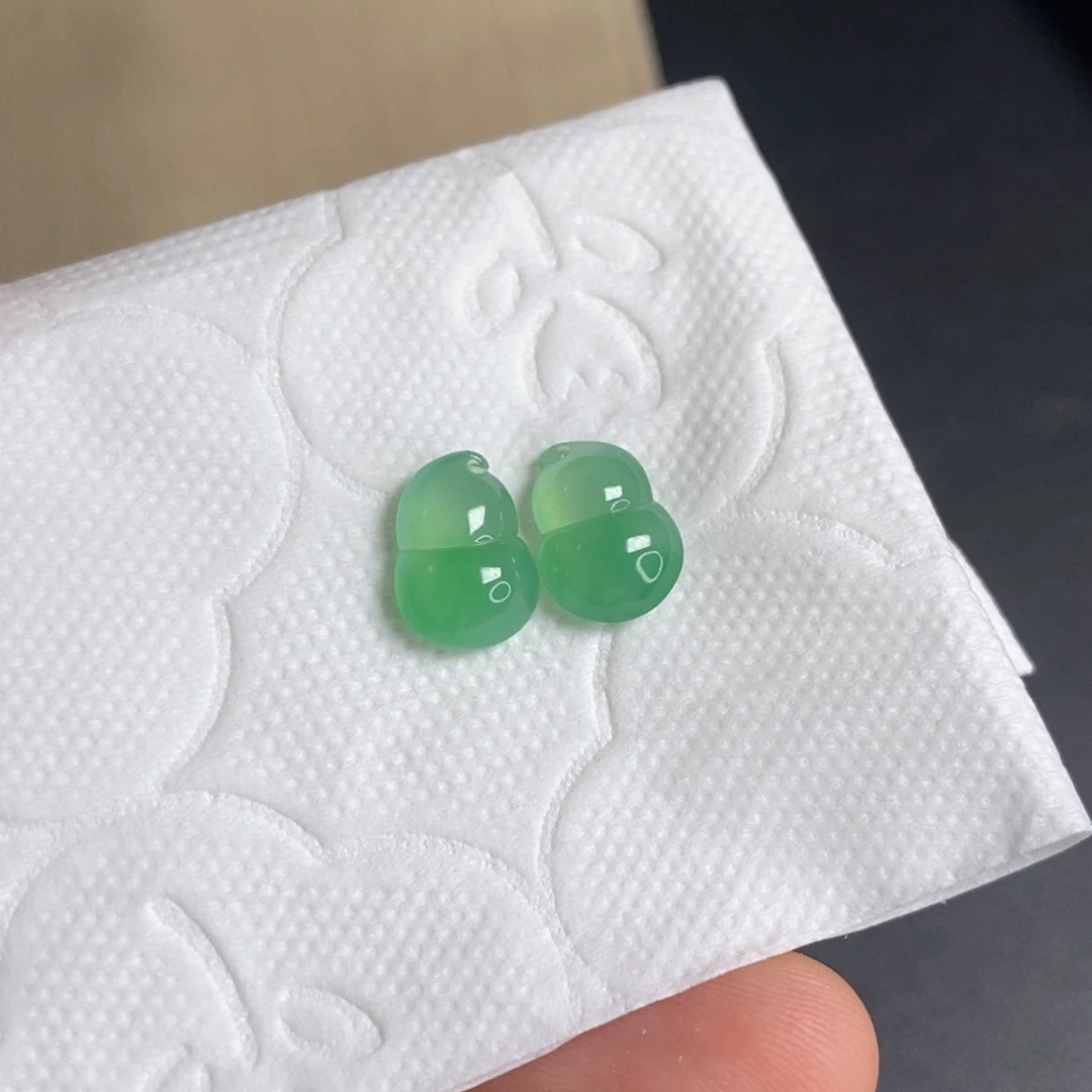 翡翠未镶嵌颈饰葫芦一对