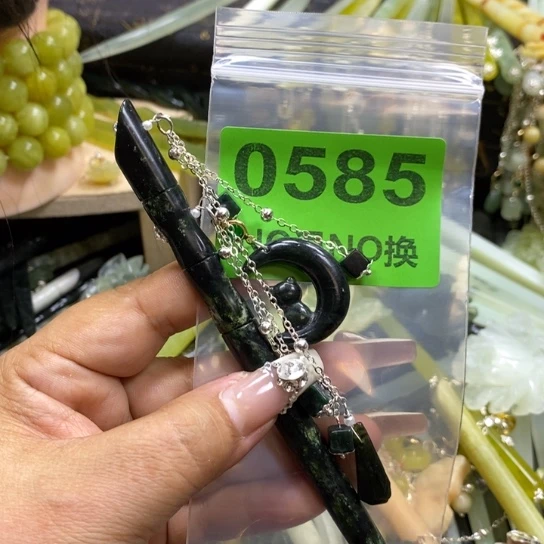 钱***。蛇纹石玉未镶嵌发簪