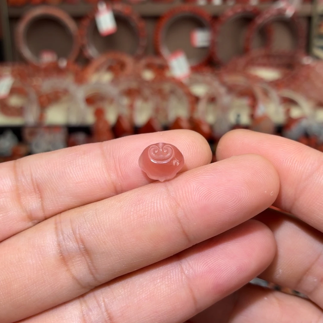 南红玛瑙未镶嵌颈饰如意锁