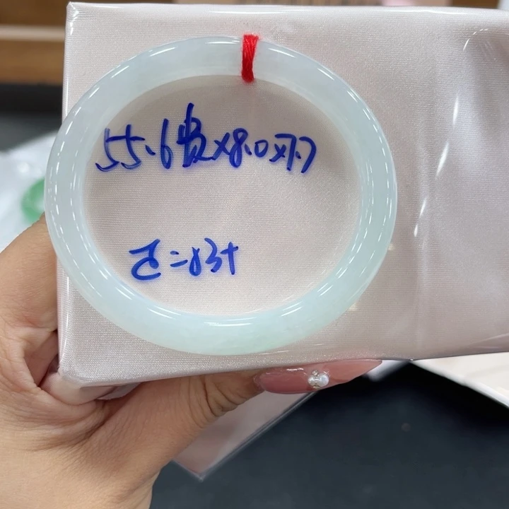 翡翠手镯未镶嵌翡翠