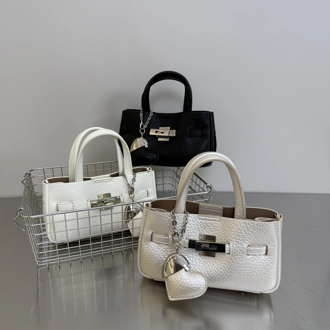 2025新款爱心巴黎雾白轻奢小众设计女士手提单肩斜挎包