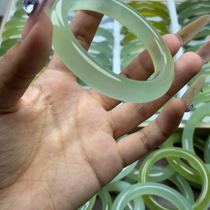 抓***领未镶嵌蛇纹石玉手镯