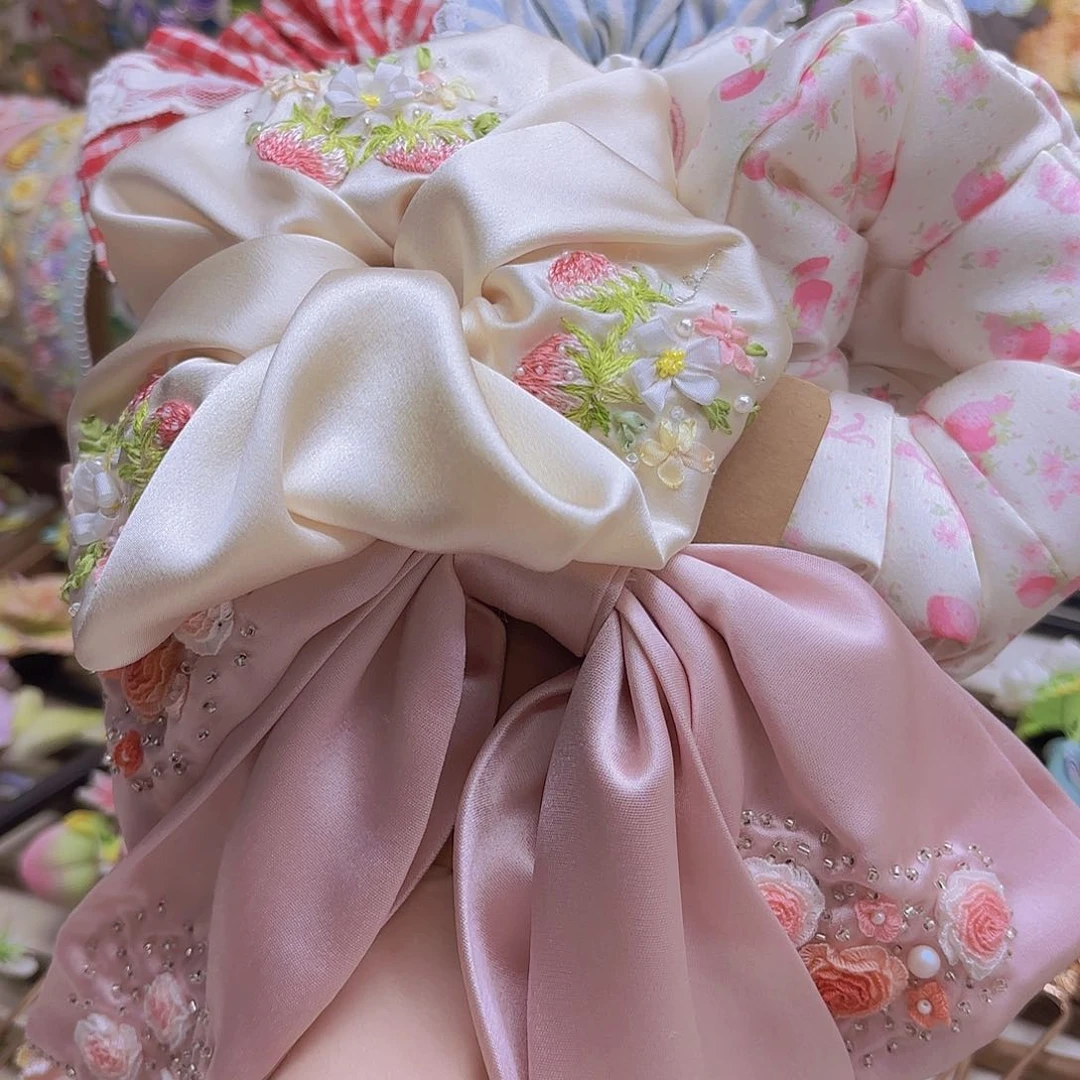 布艺刺绣蝴蝶结，丝带绣草莓刺绣肠圈