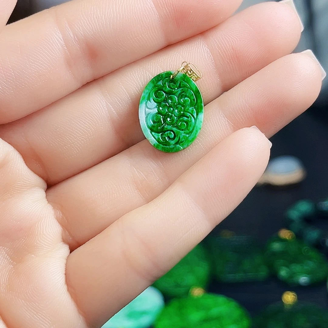 颈饰18K金镶嵌翡翠多样性