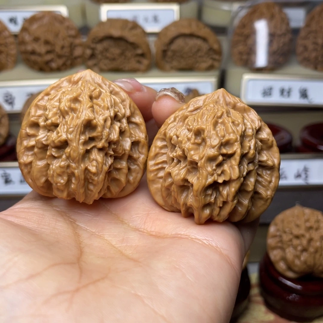 文玩核桃把件霞云岭41左右