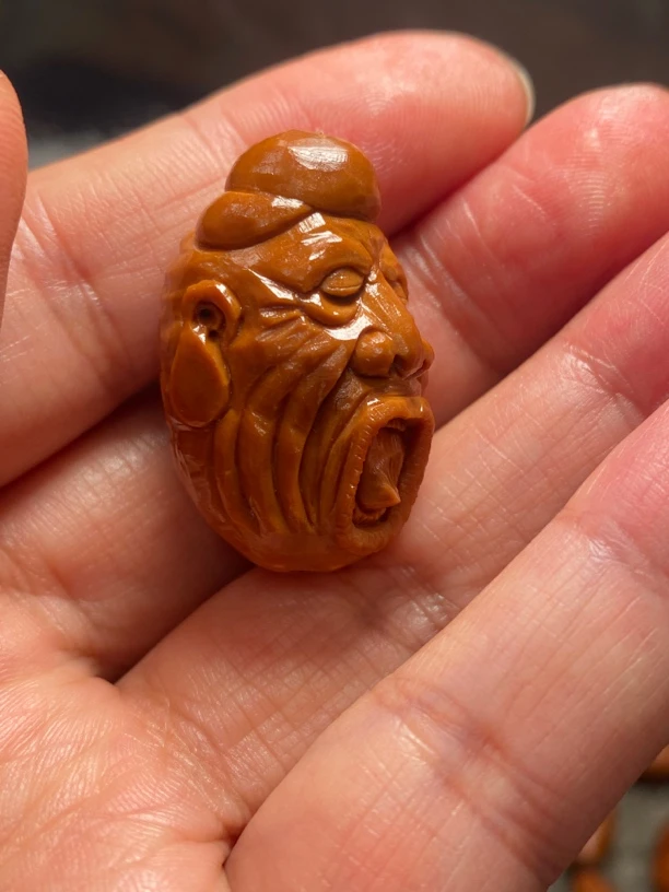 福利苏工核雕纯手工雕刻,梅林四花核雕刻，嘟嘟嘴，个性十足，