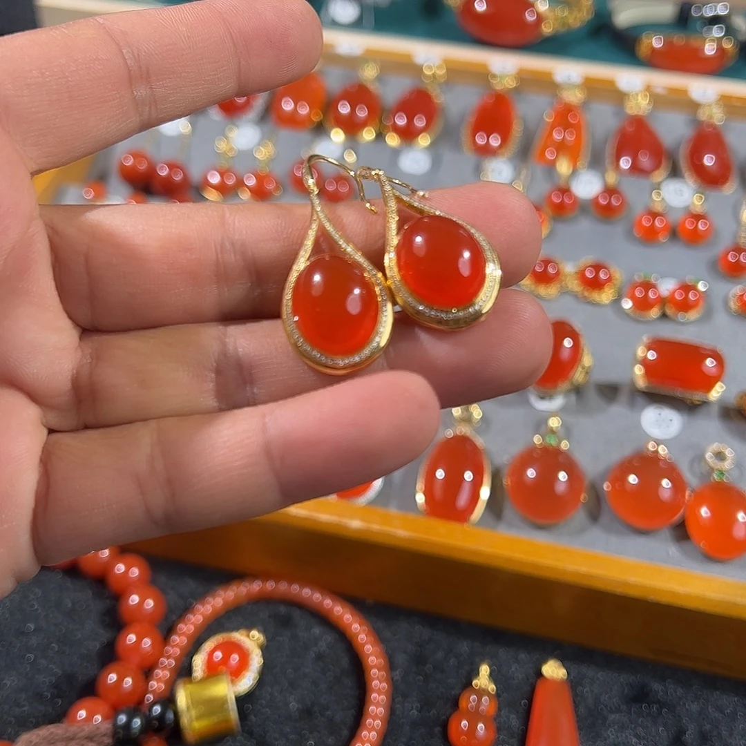 左***聪南红玛瑙18K金镶嵌耳饰