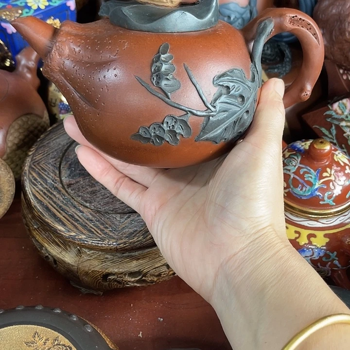茶壶红泥原矿泥料手工制作的一把紫砂壶。