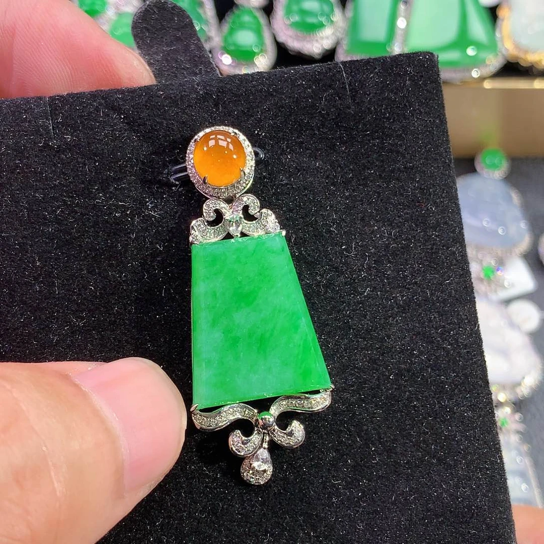 翡翠18K金镶嵌颈饰