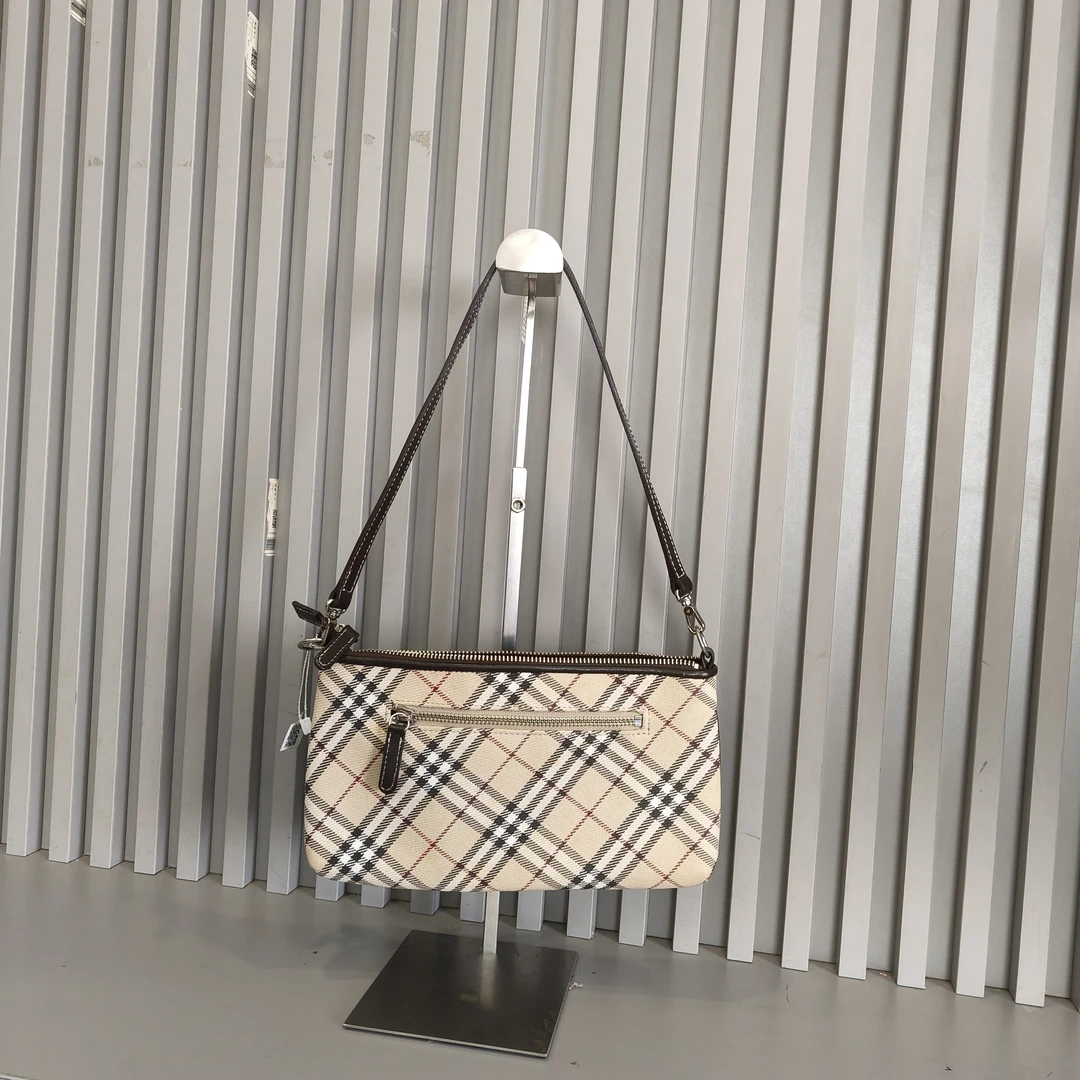 95新 BURBERRY/博柏利 M/巴宝莉斜挎包/03075