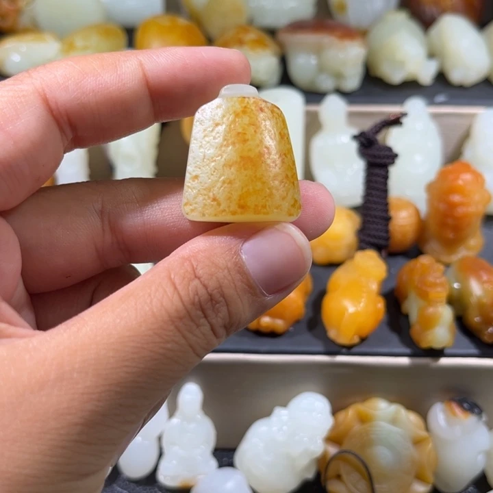 伟***材和田玉未镶嵌颈饰