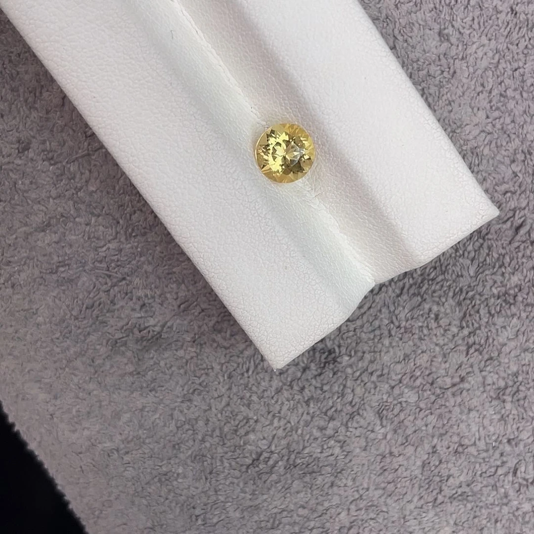 未镶嵌裸石绿柱石1.07Ct。