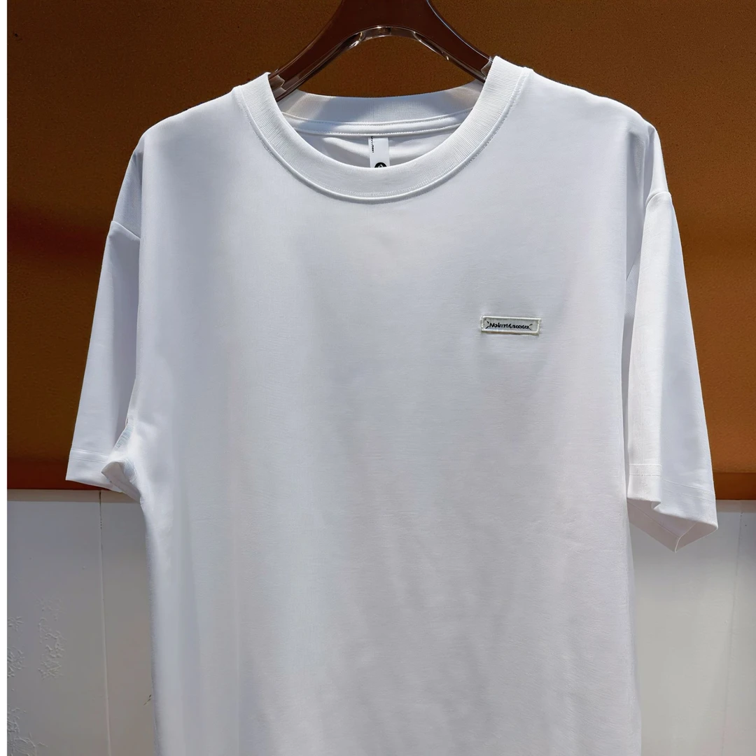 纯棉白T恤，柔软透气，百搭时尚，舒适耐穿，轻松驾驭各种场合。男士