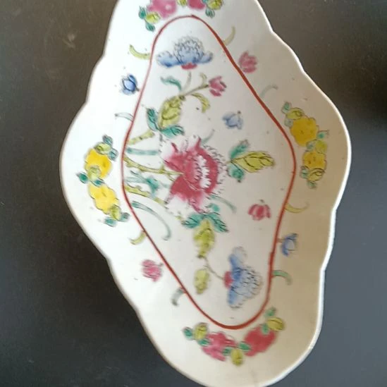 大尺寸粉彩纹饰盘特价