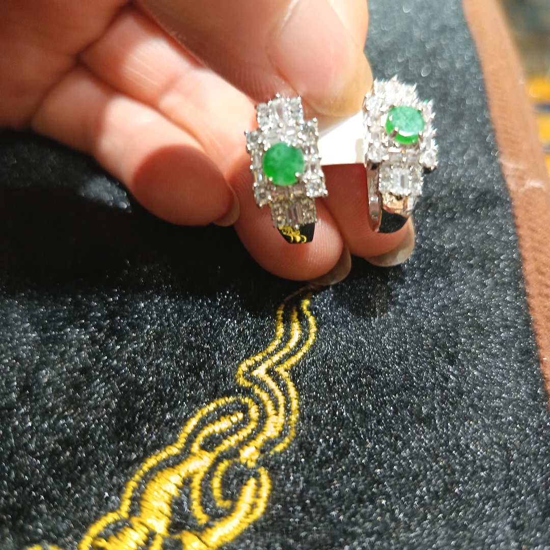 纯天然缅甸翡翠S925银耳包款耳钉，绿色小平安扣直径5.5mm。