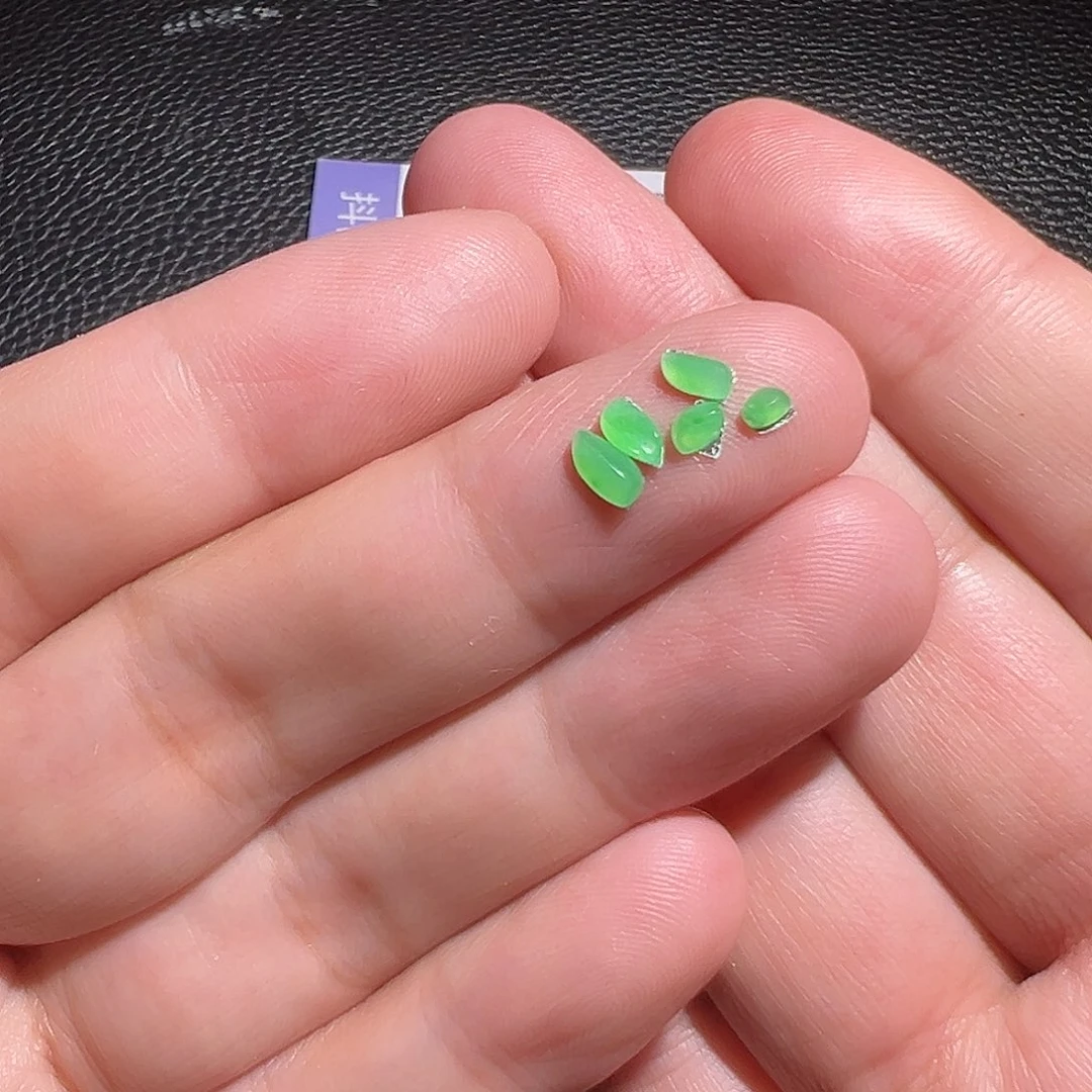 翡翠未镶嵌颈饰裸石