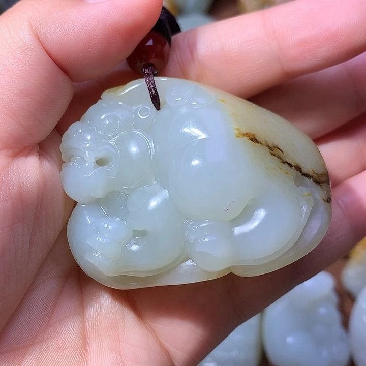 余***求和田玉未镶嵌颈饰