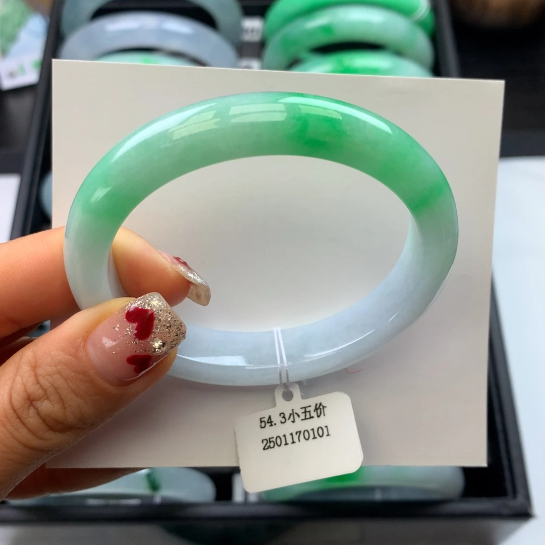 翡翠手镯未镶嵌白底青贵妃圈