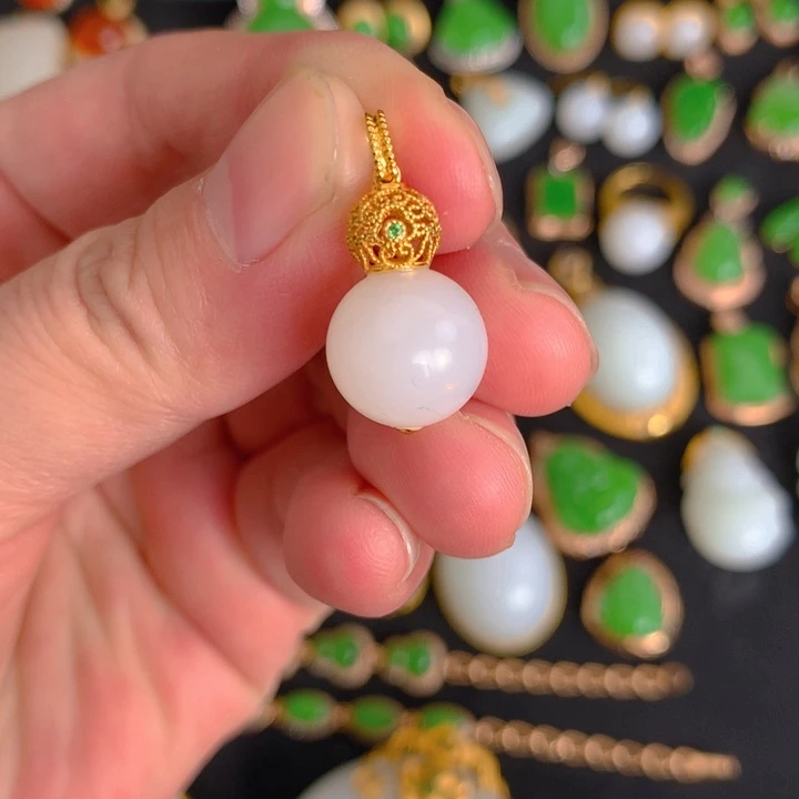 和田玉吊坠羊脂玉18K金镶嵌