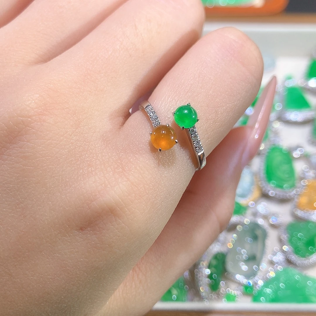 翡翠18K金镶嵌颈饰双蛋面戒指