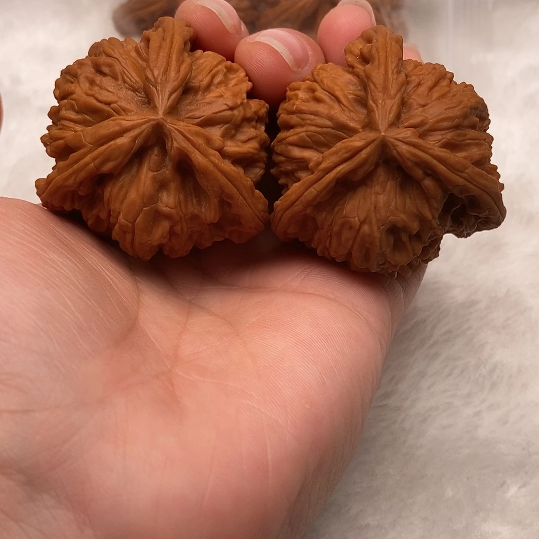 阳***登文玩核桃吊坠三棱