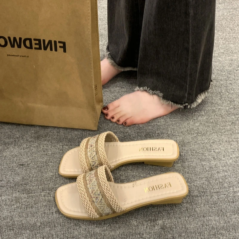 小香风凉拖鞋女外穿2025年夏季新款显脚小软底方头海边度假沙滩鞋