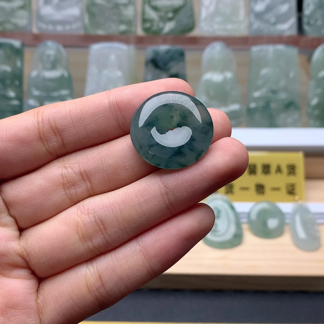 翡翠未镶嵌颈饰平安扣