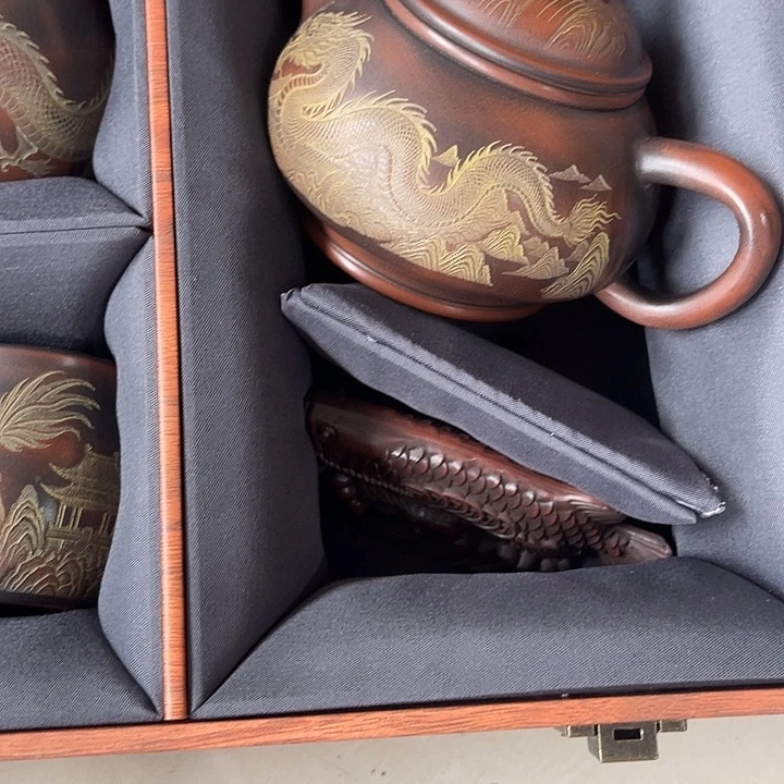 茶壶紫砂原矿泥料手工制作的一把紫砂壶。