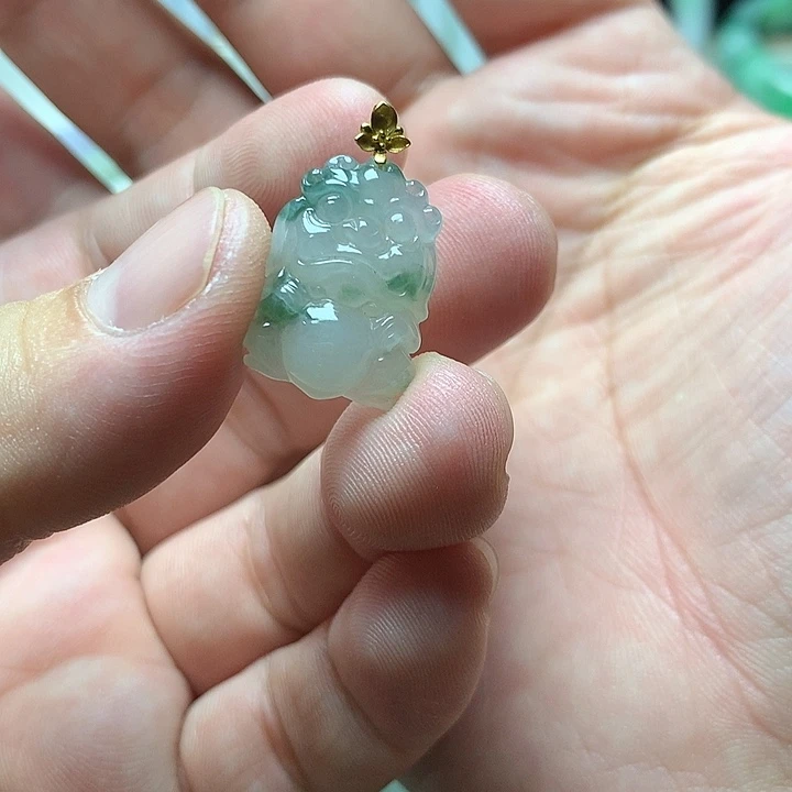 颈饰18K金镶嵌翡翠貔貅