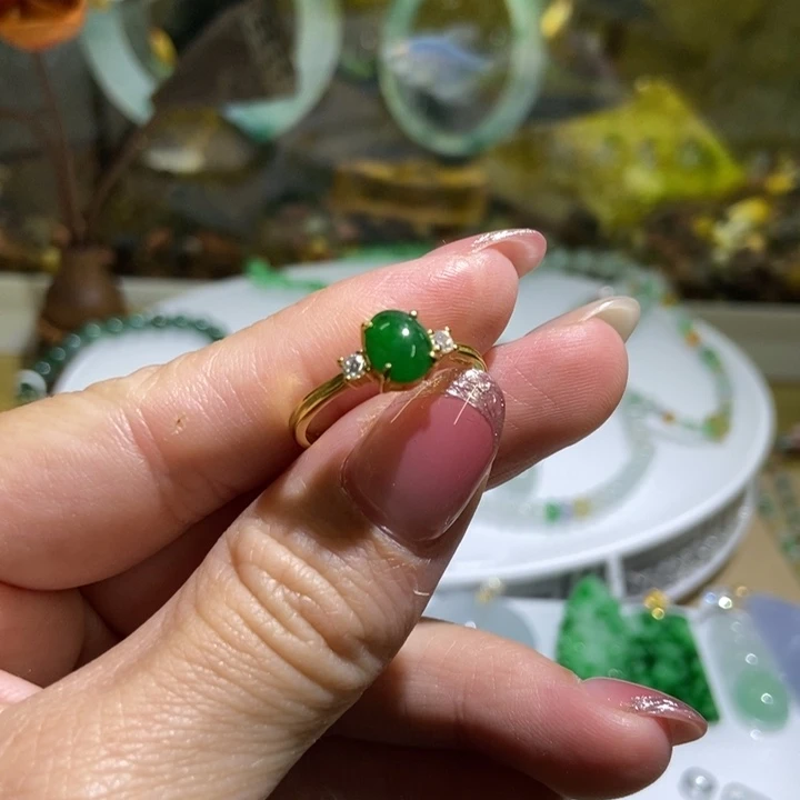 颈饰未镶嵌翡翠辣阳绿戒指