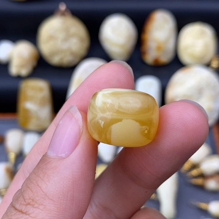 琥珀未镶嵌裸石18墩子微瑕a827