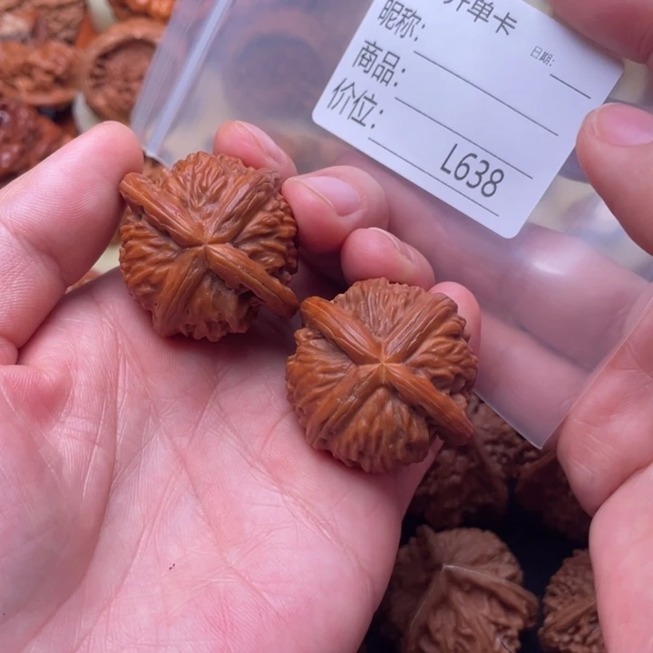 胡***同桃核把件39白狮子四棱精修款