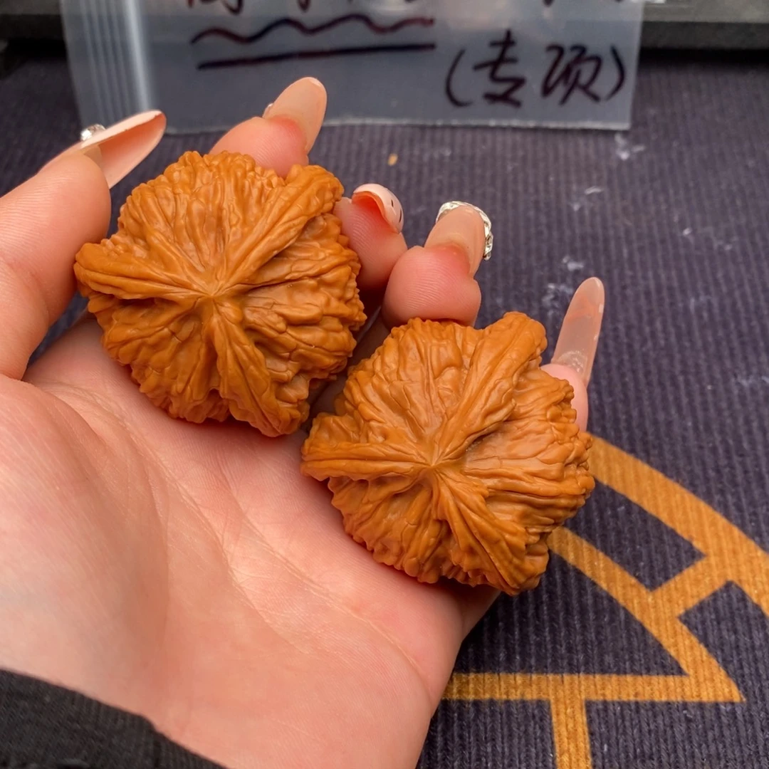 A***r文玩核桃吊坠白狮子