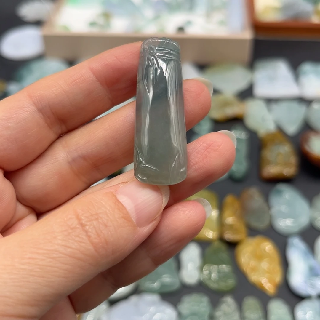 翡翠未镶嵌颈饰竹节