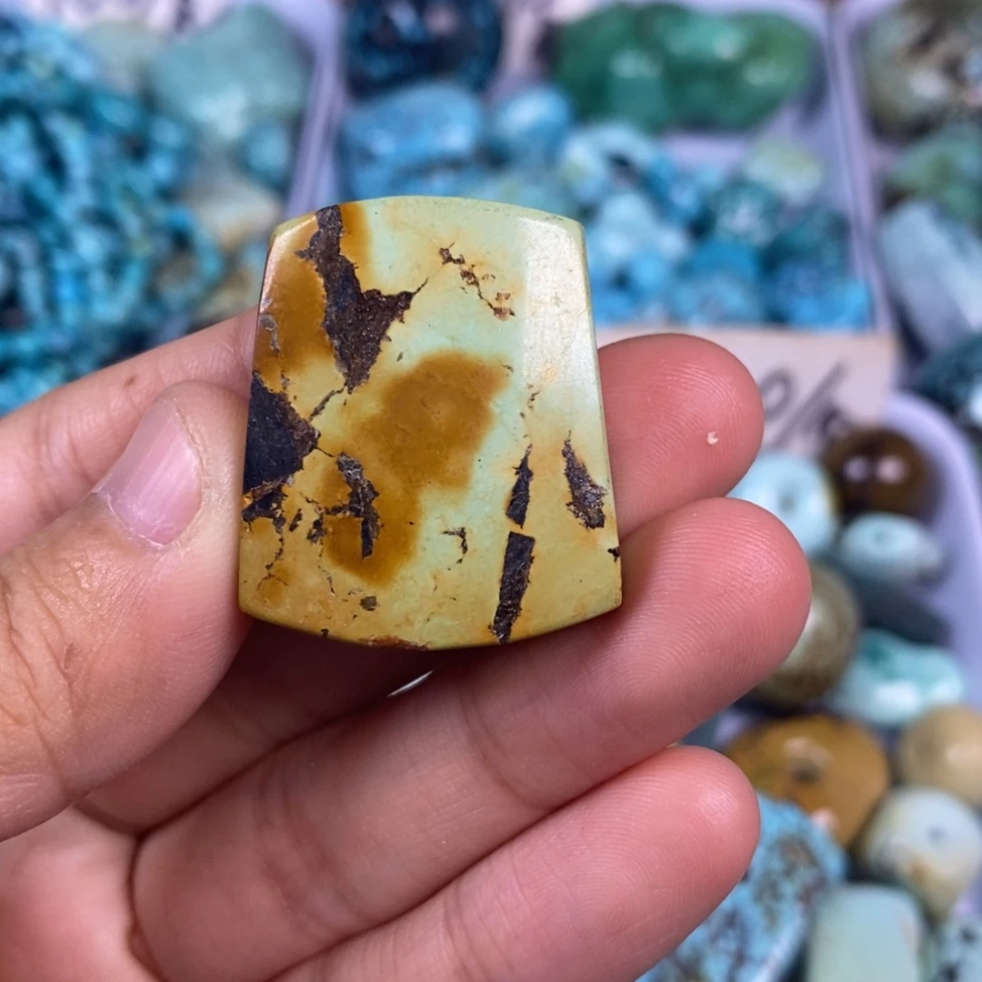 绿松石未镶嵌颈饰