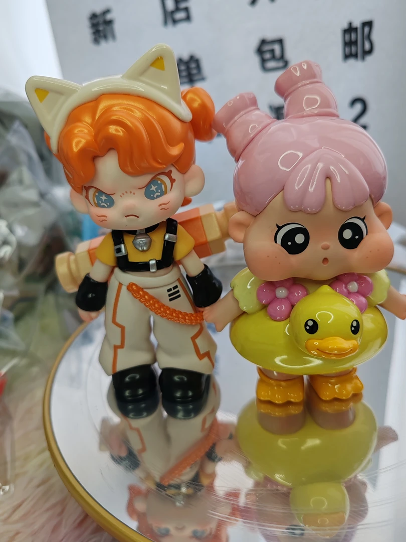 潮玩娃娃可爱周边文具透明收纳笔筒娃娃摆件