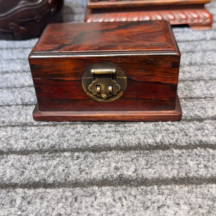 涛***水首饰盒一个………………